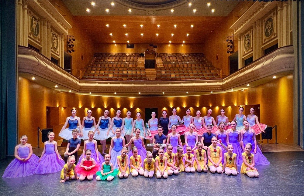 Estudio de danza en Linares, Academia de danza en Linares, Clases de danza en Linares, Escuela de danza en Jaén, Formación profesional en danza, Academia de baile en Linares, Clases de ballet en Linares, Escuela de danza clásica en Jaén, Danza contemporánea en Linares, Clases de flamenco para niños en Linares, Cursos de danza para adultos en Jaén, Formación en danza profesional en Jaén, Academia de ballet en la provincia de Jaén, Instalaciones para danza en Linares, Escuela de danza con suelo especial, Danza y salud en Jaén, Método profesional de enseñanza en danza, Espacios accesibles para bailar, ¿Dónde aprender danza en Linares?, Mejor academia de danza en Jaén, Clases de danza para principiantes en Linares, Curso intensivo de danza en Jaén, Horarios y precios de clases de danza en Linares, preparación para las pruebas de ingreso al Conservatorio Profesional de Danza, preparación para las pruebas del Conservatorio, instalaciones para danza en Linares, suelo especial para danza, academia de danza en Jaén, galas de danza en Linares, espectáculos de fin de curso, actuaciones de ballet y flamenco, formación en danza en Linares, clases de ballet en Jaén, preparación para conservatorio de danza, ballet para adultos, ballet en Linares, clases de ballet clásico en Jaén, introducción a la danza para niños y adultos, academia de ballet en Linares, técnicas de puntas en Linares, repertorio clásico de ballet en Jaén, clases de ballet avanzado en Linares, perfeccionamiento en ballet clásico, preparación pruebas conservatorio danza en Linares, clases para ingreso al Conservatorio Profesional de Danza en Jaén, academia de danza para acceso a conservatorios, formación profesional en danza Linares, ballet fitness en Linares, clases de ballet para adultos en Jaén, entrenamiento con ballet en Linares, bienestar físico y emocional a través del ballet, ballet contemporáneo en Linares, clases de danza moderna en Jaén, ballet musical para todas las edades, expresión artística a través de la danza