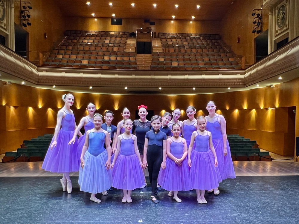 Estudio de danza en Linares, Academia de danza en Linares, Clases de danza en Linares, Escuela de danza en Jaén, Formación profesional en danza, Academia de baile en Linares, Clases de ballet en Linares, Escuela de danza clásica en Jaén, Danza contemporánea en Linares, Clases de flamenco para niños en Linares, Cursos de danza para adultos en Jaén, Formación en danza profesional en Jaén, Academia de ballet en la provincia de Jaén, Instalaciones para danza en Linares, Escuela de danza con suelo especial, Danza y salud en Jaén, Método profesional de enseñanza en danza, Espacios accesibles para bailar, ¿Dónde aprender danza en Linares?, Mejor academia de danza en Jaén, Clases de danza para principiantes en Linares, Curso intensivo de danza en Jaén, Horarios y precios de clases de danza en Linares, preparación para las pruebas de ingreso al Conservatorio Profesional de Danza, preparación para las pruebas del Conservatorio, instalaciones para danza en Linares, suelo especial para danza, academia de danza en Jaén, galas de danza en Linares, espectáculos de fin de curso, actuaciones de ballet y flamenco, formación en danza en Linares, clases de ballet en Jaén, preparación para conservatorio de danza, ballet para adultos, ballet en Linares, clases de ballet clásico en Jaén, introducción a la danza para niños y adultos, academia de ballet en Linares, técnicas de puntas en Linares, repertorio clásico de ballet en Jaén, clases de ballet avanzado en Linares, perfeccionamiento en ballet clásico, preparación pruebas conservatorio danza en Linares, clases para ingreso al Conservatorio Profesional de Danza en Jaén, academia de danza para acceso a conservatorios, formación profesional en danza Linares, ballet fitness en Linares, clases de ballet para adultos en Jaén, entrenamiento con ballet en Linares, bienestar físico y emocional a través del ballet, ballet contemporáneo en Linares, clases de danza moderna en Jaén, ballet musical para todas las edades, expresión artística a través de la danza